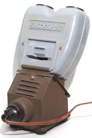 Diaposcope gris monté sur la base lumineuse de la visionneuse