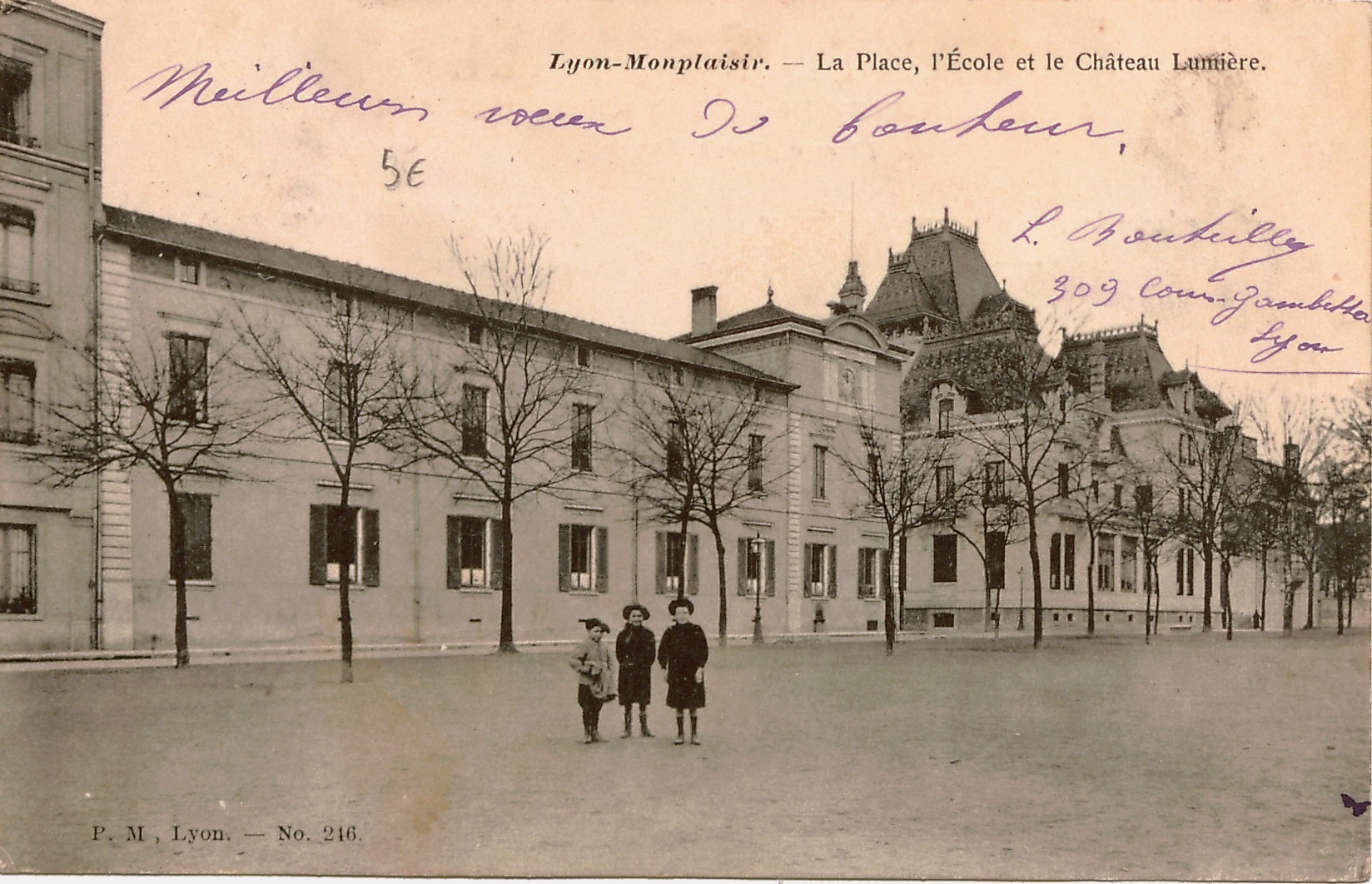Lyon – Monplaisir – La Place, l’Ecole et le Château Lumière