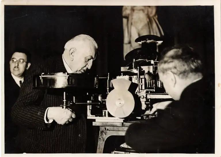 Photo de Louis Lumière avec son projecteur relief - 25 octobre 1932